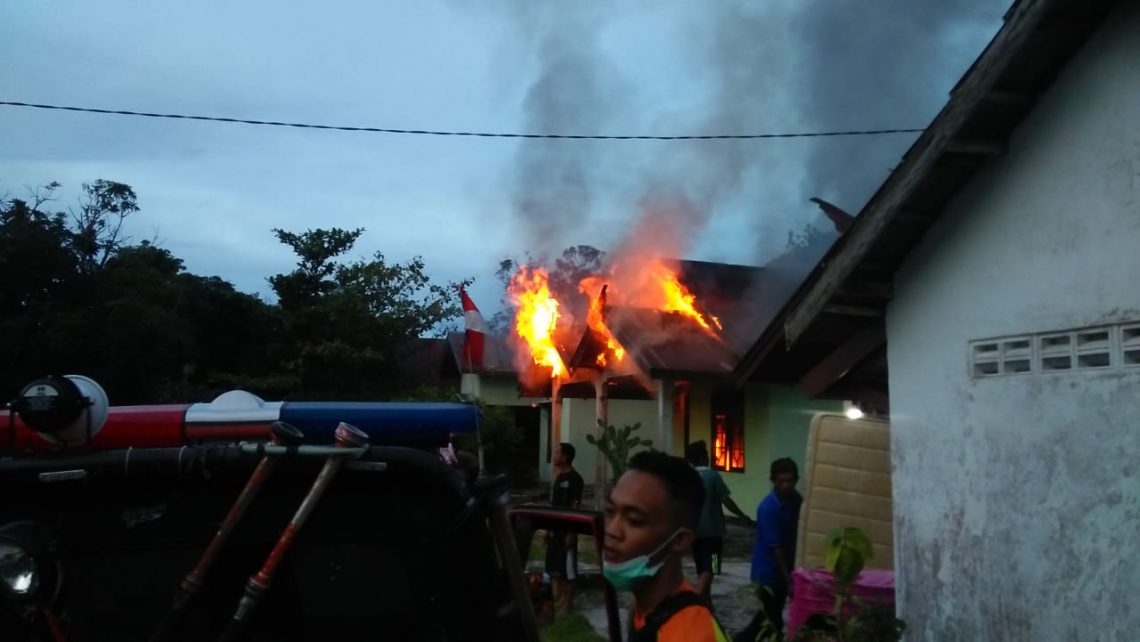 Rumah warga Jl Surung 3 Sabaru Palangka Raya hangus terbakar, Jumat (1/1/2021) menjelang magrib. Foto : Ist