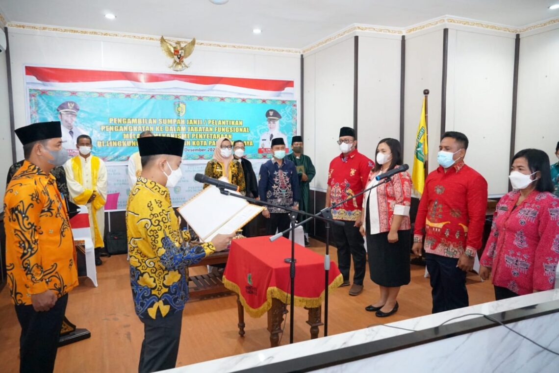 Pelantikan dan Pengambilan Sumpah atau Janji Jabatan Fungsional di Lingkungan Pemerintah Kota Palangka Raya dilaksanakan di ruang Command Center Kantor Walikota Palangka Raya Jalan Tjilik Riwut Km 5,5 Kota Palangka Raya, Jumat (31/12/2021).