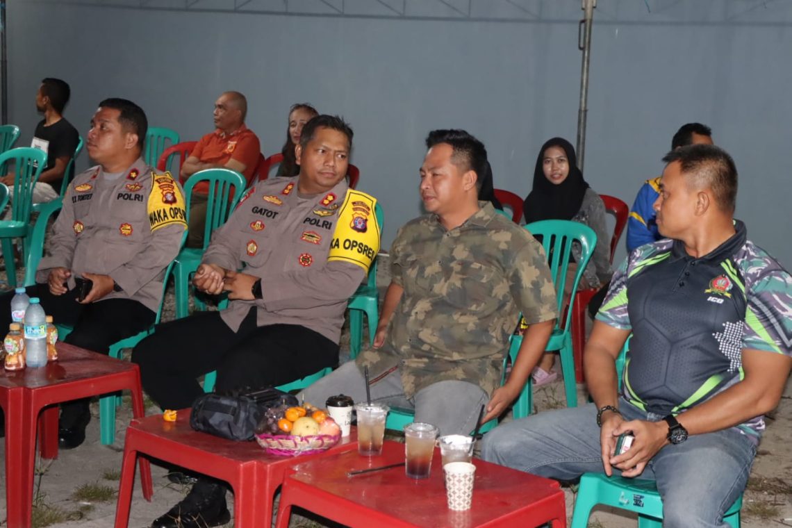 Kapolres Seruyan AKBP Gatot Istanto, S.I.K. turun ke lokasi memantau langsung kegiatan masyarakat di Cafe Lago Kuala Pembuang, Sabtu (31/12/2022). Foto : TN
