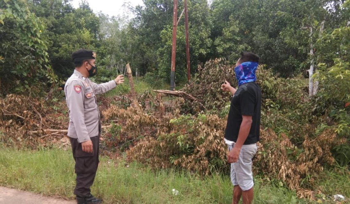 Polsek Danau Sembuluh saat mengajak masyarakat mencegah Karhutla melalui media sosialisasi berisikan larangan membakar hutan dan lahan di Kec. Danau Sembuluh, Kab. Seruyan, Prov Kalteng. Senin (01/02/2021) pagi. Foto : Tbn