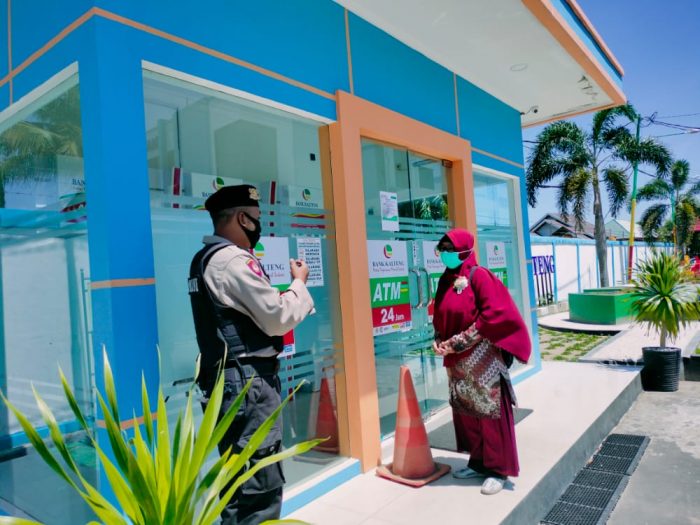 Polsek Seruyan Hilir khususnya Unit Shabara melaksanakan “Kegiatan Himbauan Mencuci Tangan kepada Masyarakat” di wilayah Polsek Seruyan Hilir, Senin (01/02/2021). Foto : Tbn