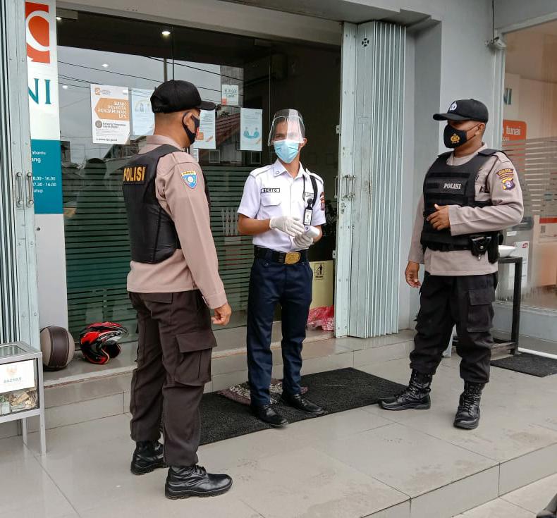 Sat Binmas Polres Seruyan menyambangi Satuan Pengaman di berapa bank di Jl. Ayani s/d Jl.Samudin Kecamatan Seruyan Hilir, Kuala Pembuang, Senin (1/02/2021). Foto : Tbn