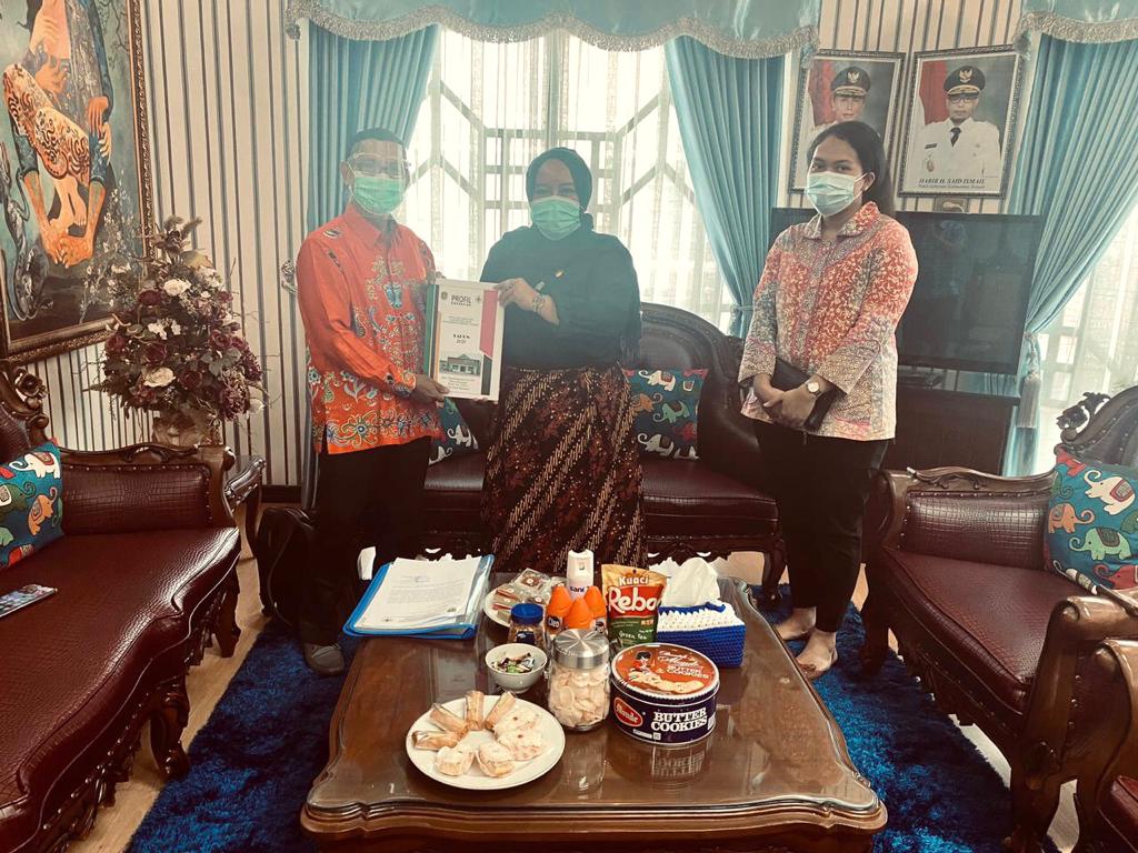Wakil Ketua III DPRD Kalteng,  Faridawaty Darlan Atjeh menerima proposal dari pihak Puskesmas. Foto : ari