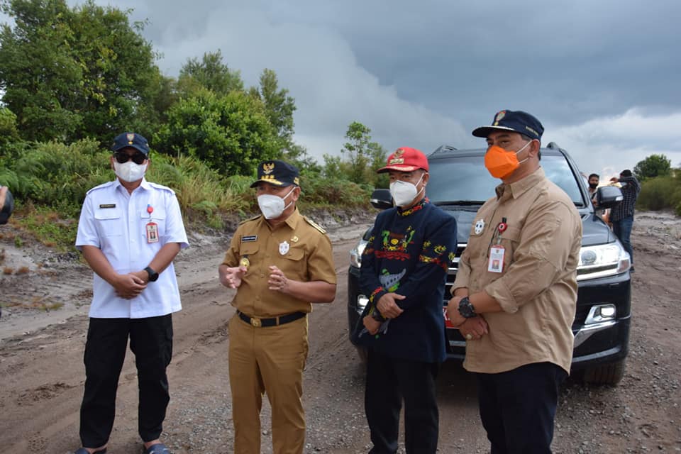 Gubernur Kalteng, H Sugianto Sabran beserta rombongan, dengan didampingi Bupati Seruyan Yulhaidir, meninjau infrastruktur jalan provinsi di Simpang Bangkal Kecamatan Seruyan Raya, Seruyan, Senin (1/3/2021). Foto : BA