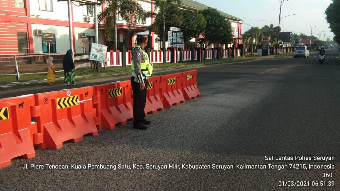 Personil Satlantas Polres Seruyan sebagai wujud kepedulian akan keselamatan para pengguna jalan di Kota Kuala Pembuang di pagi hari sekira pukul 06.00 wib, hari Senin (1/3/2021). Foto : Tbn
