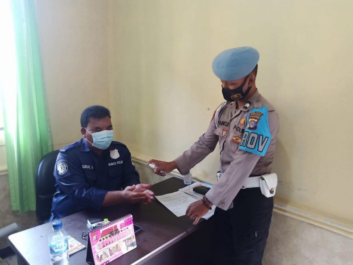 Polres Seruyan melalui Seksi Propam Polres Seruyan melakukan kegiatan penegakan, penertiban dan disiplin (Gaktibplin) terhadap personilnya yang tidak mengikuti protokol kesehatan yang diterapkan pemerintah, Senin (1/3/2021). Foto : Tbn