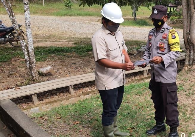 Anggota Polsek Seruyan Hulu Polres Seruyan Polda Kalteng melaksanakan penyebaran Maklumat Kapolda Kalteng tentang larangan membakar hutan dan lahan di Desa Tumbang Darap dan Kecamatan Seruyan Hulu, Kabupaten Seruyan, Senin (1/3/ 2021). Foto : Tbn