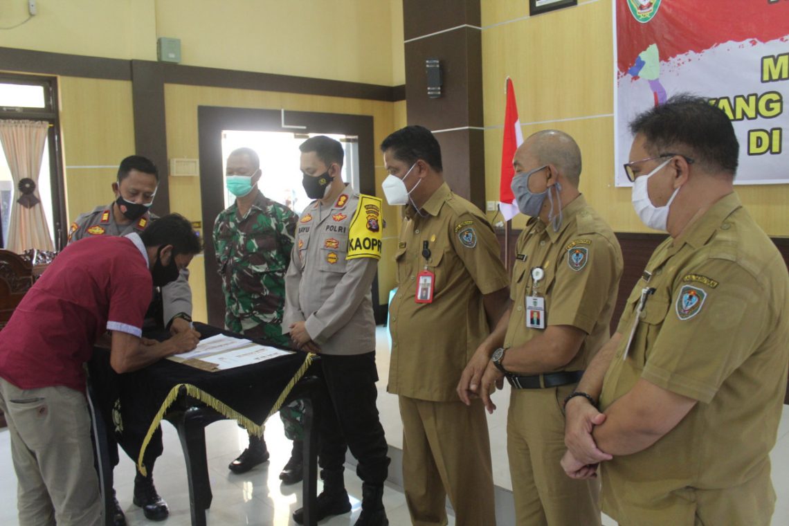 Polres Seruyan melaksanakan kegiatan Fokus Grup Discusian (FGD) memelihara kamtibmas dalam rangka pilkades serentak tahun 2021, di Aula Patria Tama 96, Kuala Pembuang, Senin (1/3/2021). Foto : Tbn