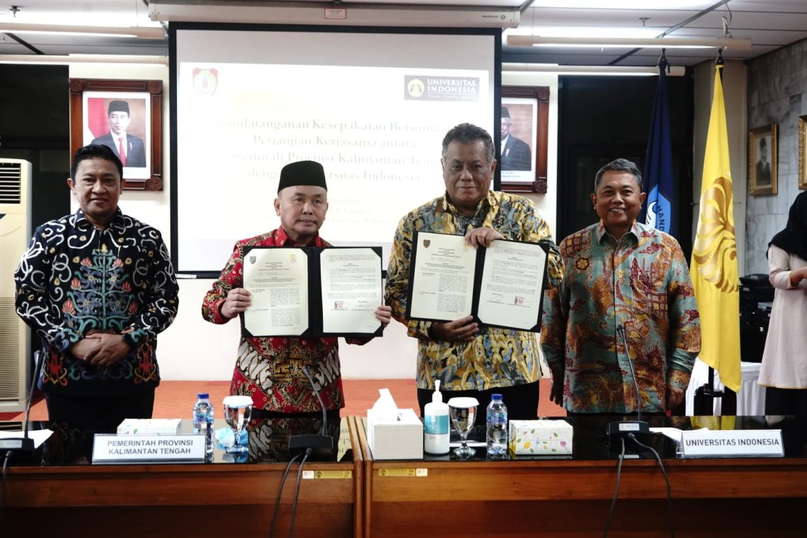 Gubernur Kalimantan Tengah H. Sugianto Sabran dan Rektor Universitas Indonesia Ari Kuncoro usai menandatangani Nota Kesepakatan Bersama