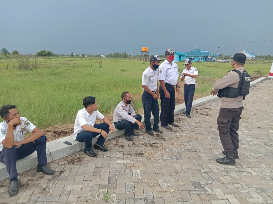 Personel Polres Seruyan setiap hari melakukan kegiatan himbauan untuk patuhi protokol kesehatan  cegah penyebaran Virus Covid-19 di Kota Kuala Pembuang, Senin, (01/03/2021) pukul 15.00 Wib. Foto : Tbn