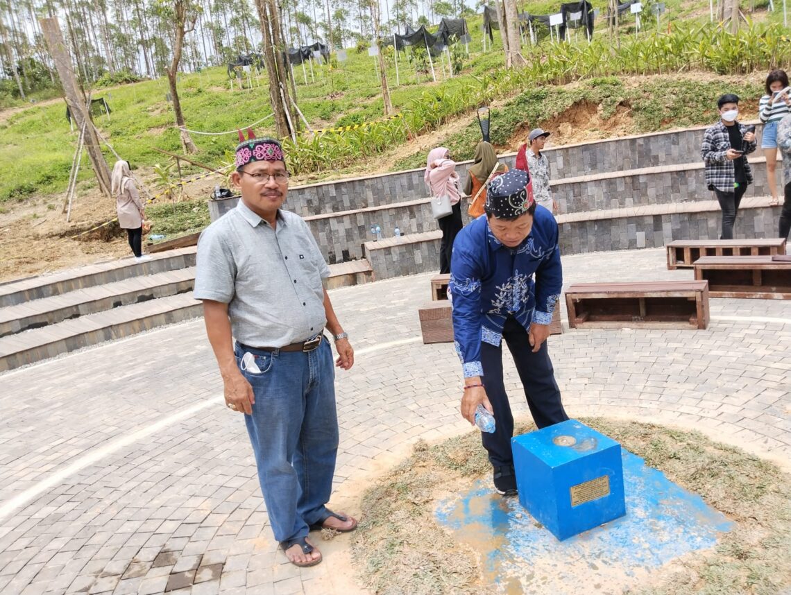 TITIK NOL IKN -- Pisor (Rohaniawan) Kaharingan saat melakukan ritual singkat di lokasi Titik Nol Ibu Kota Nusantara (IKN) di Sepaku, Kabupaten Penajam Paser Utara, Kalimantan Timur. Foto : Ist