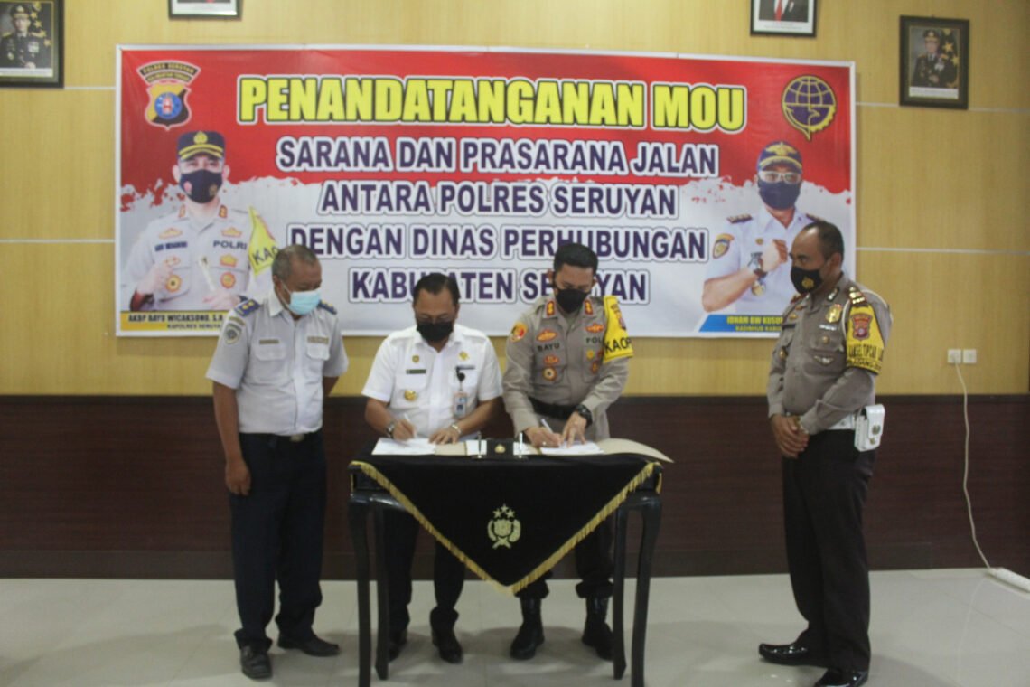 Polres) Seruyan menandatangani memorandum of understanding (MoU) atau nota kesepahaman tentang sarana dan prasarana jalan dengan Dinas Perhubungan Kabupaten Seruyan, Kamis (01/04/2021) pukul 08.00 WIB. Foto : Tbn