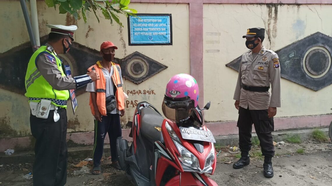 Sat Lantas Polres Seruyan Jajaran Polda Kalteng, melaksanakan Patroli Dialogis dan berikan imbauan Kamseltibcar Lantas kepada para Pedagang serta laksanakan imbauan Protkes Covid 19 di sekitaran Kota Kuala Pembuang Kabupaten Seruyan, Kamis (1/4/2021). Foto : Tbn