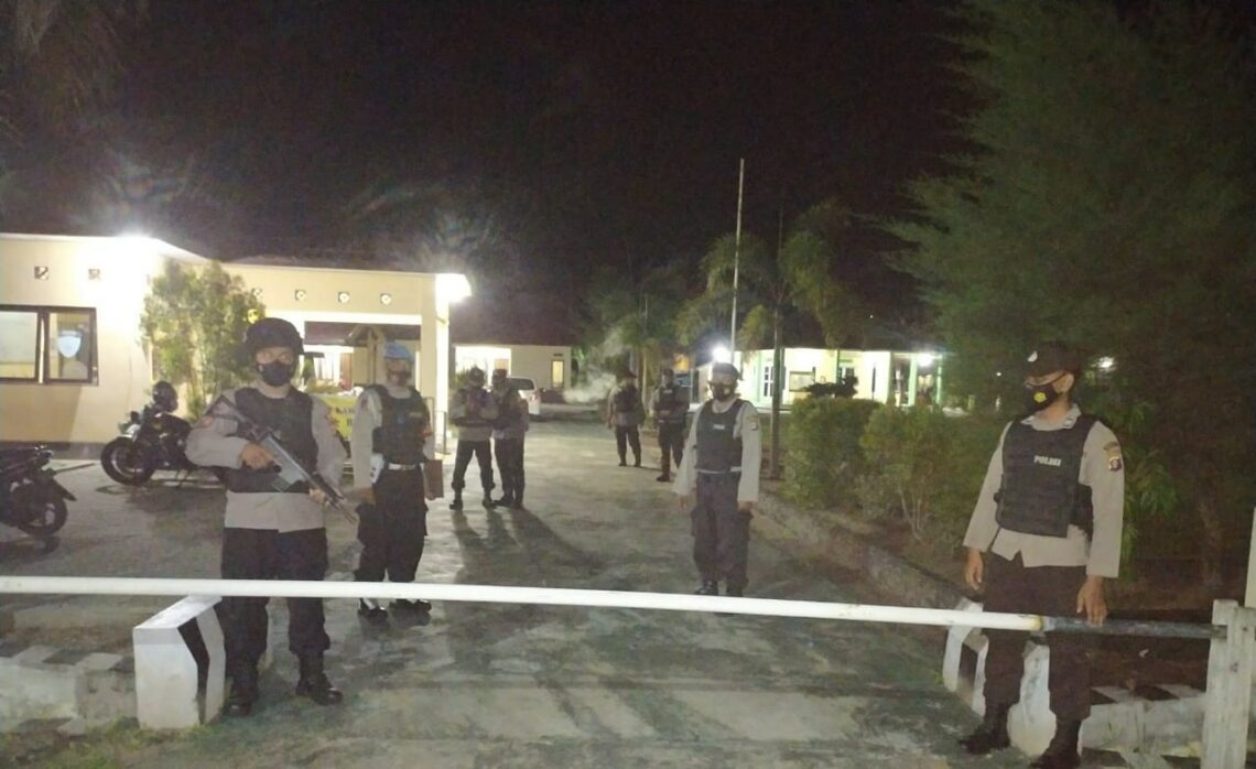 Polsek Seruyan Hilir meningkatkan penjagaan dan pengamanan mako, Rabu (31/03/2021) malam. Foto : Tbn
