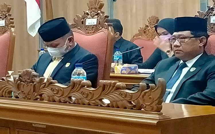 Wakil Ketua DPRD Kotim, Rudianur (kiri)  saat rapat