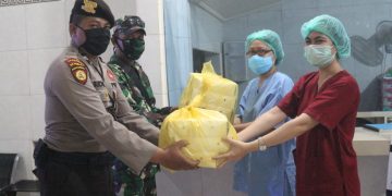 Kompak, Polda Kalteng-Korem 102/Pj Bagikan 350 Nasi Sahur untuk Tenaga Medis