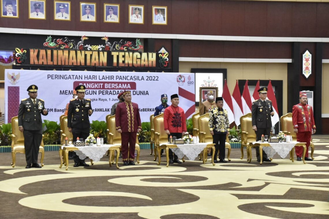 Gubernur Kalteng H. Sugianto Sabran didampingi Wakil Gubernur Kalteng H. Edy Pratowo, Wakil Ketua DPRD Prov. Kalteng H. Abdul Razak, Forkopimda Prov. Kalteng dan Sekretaris Daerah Prov. Kalteng H. Nuryakin saat mengikuti Upacara Peringatan Hari Lahir Pancasila