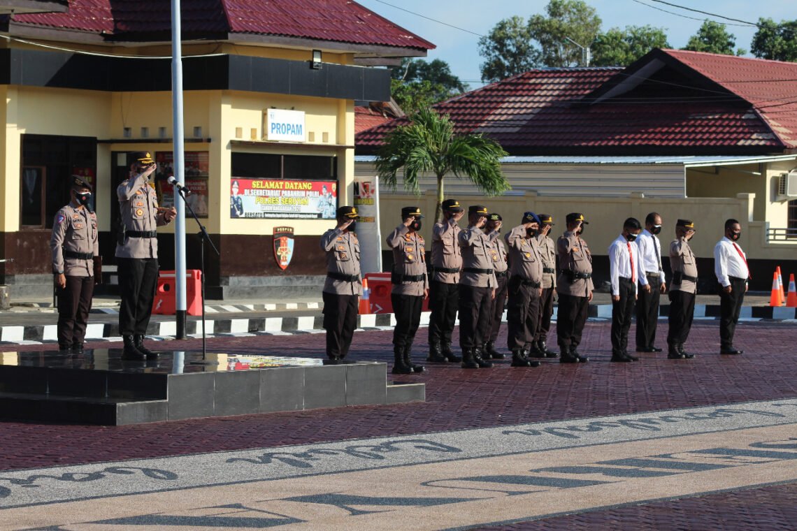 Kapolres Seruyan AKBP Bayu Wicaksono, S.H., S.I.K., M.Si., memimpin Upacara Peringatan Hari Lahir Pancasila 2021 Pancasila Dalam Tindakan Bersatu Untuk Indonesia Tangguh, bertempat di Halaman Mapolres Seruyan Jl. Ayani Kec. Seruyan Hilir Kab. Seruyan, Selasa (1/6/2021). Foto : Tbn