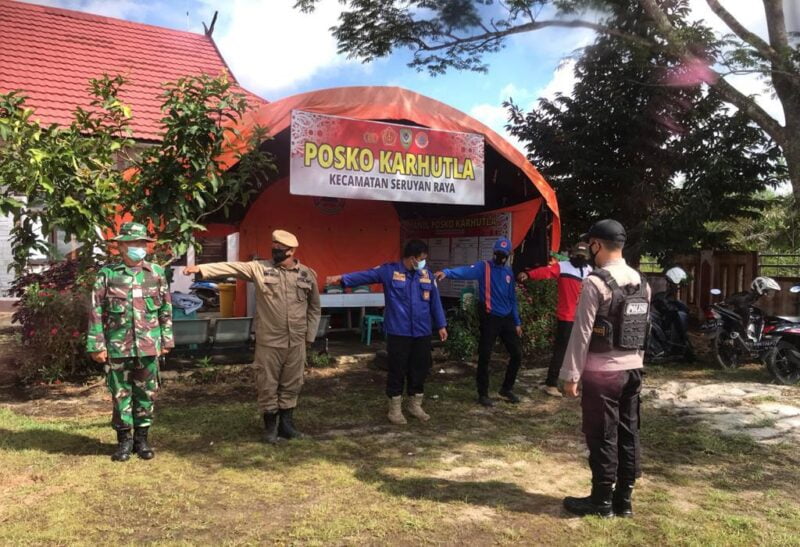 Polsek Danau Sembuluh saat  melakukan patroli terhadap lahan - lahan yang rawan terjadi kebakaran, apa lagi sekarang memasuki musim kemarau yang berada di Kantor Kecamatan Seruyan Raya, Desa Terawan Kecamatan Seruyan Raya, Kab. Seruyan, Prov Kalteng, Selasa (01/06/2021) pagi. Foto : Tbn