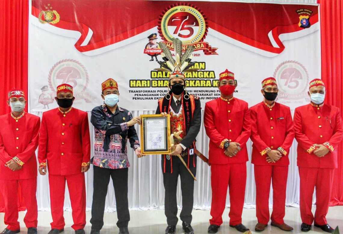 Gelar adat yang di berikan Kapolres Seruyan AKBP Bayu Wicaksono, S.H ., S.I.K., M.Si. dari Ketua DAD (Dewan Adat Dayak) Kabupaten Seruyan, Kamis (1/7/2021). Foto : Tbn