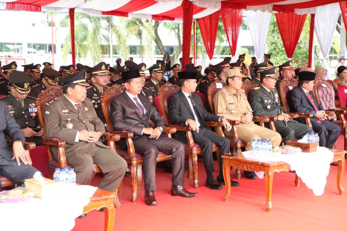 Sahli Gubernur Yuas Elko (baju pdh kaki) hadiri upacara Hari Bhayangkara ke-77