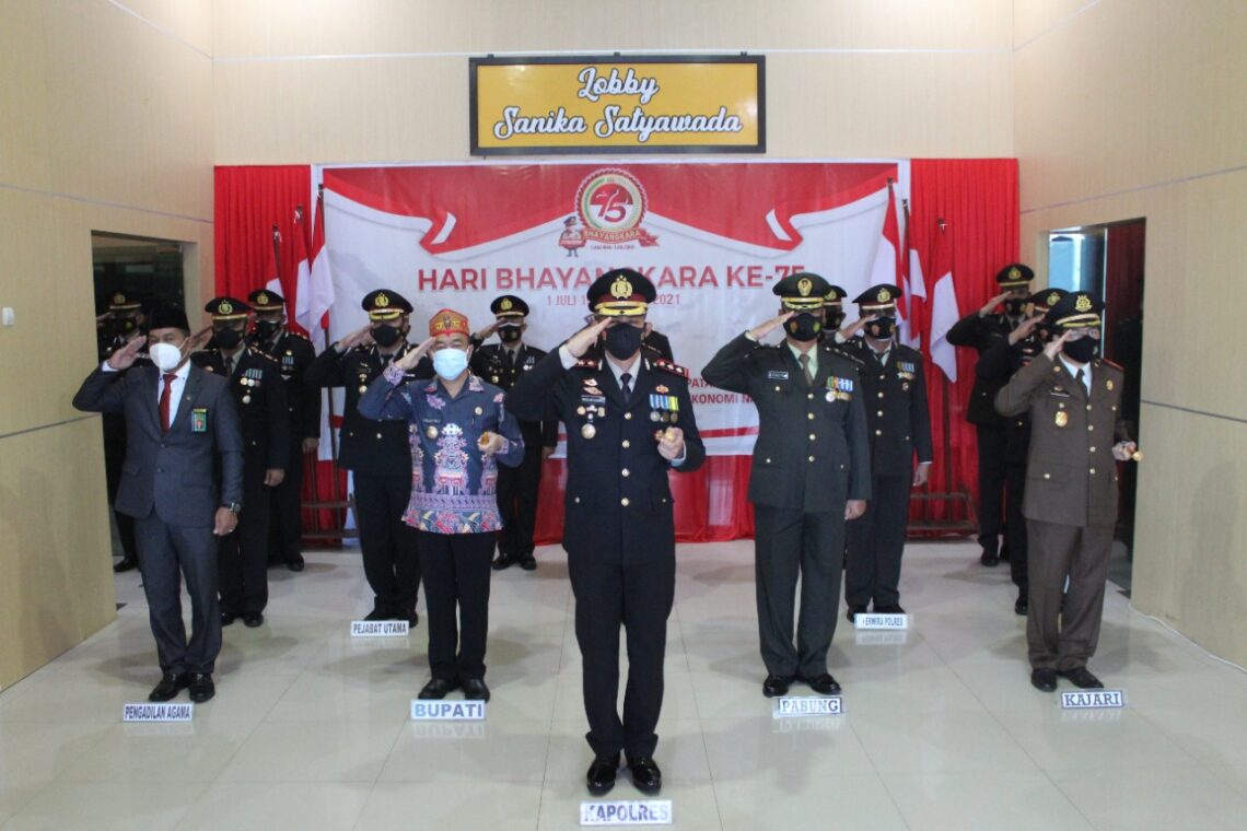 Polres Seruyan menggelar Upacara Hari Bhayangkara ke 75 secara Virtual dengan Mabes Polri bertempat di Loby Mapolres Seruyan, Kamis (1/7/2021). Foto : Tbn
