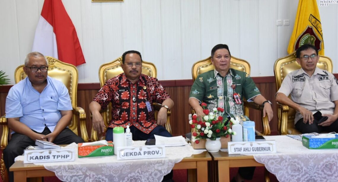 Sekretaris Daerah (Sekda) Nuryakin, mewakili Gubernur Kalimantan Tengah (Kalteng), mengikuti Rapat Koordinasi Persiapan dan Mitigasi Penyakit Mulut dan Kuku (PMK) Menjelang Hari Raya Idul Adha melalui konferensi video dari Ruang Rapat Bajakah II, Kompleks Kantor Gubernur, Jumat siang (1/6/2022).