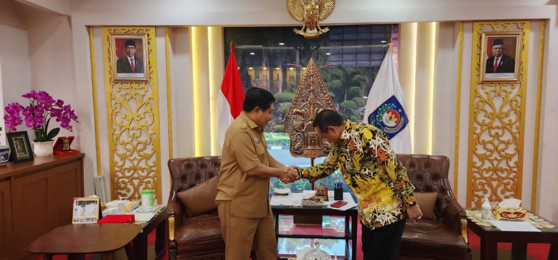 Sekretaris Daerah Provinsi Kalimantan Tengah H. Nuryakin saat menemui Sekretaris Jenderal Kemendagri Suhajar Diantoro