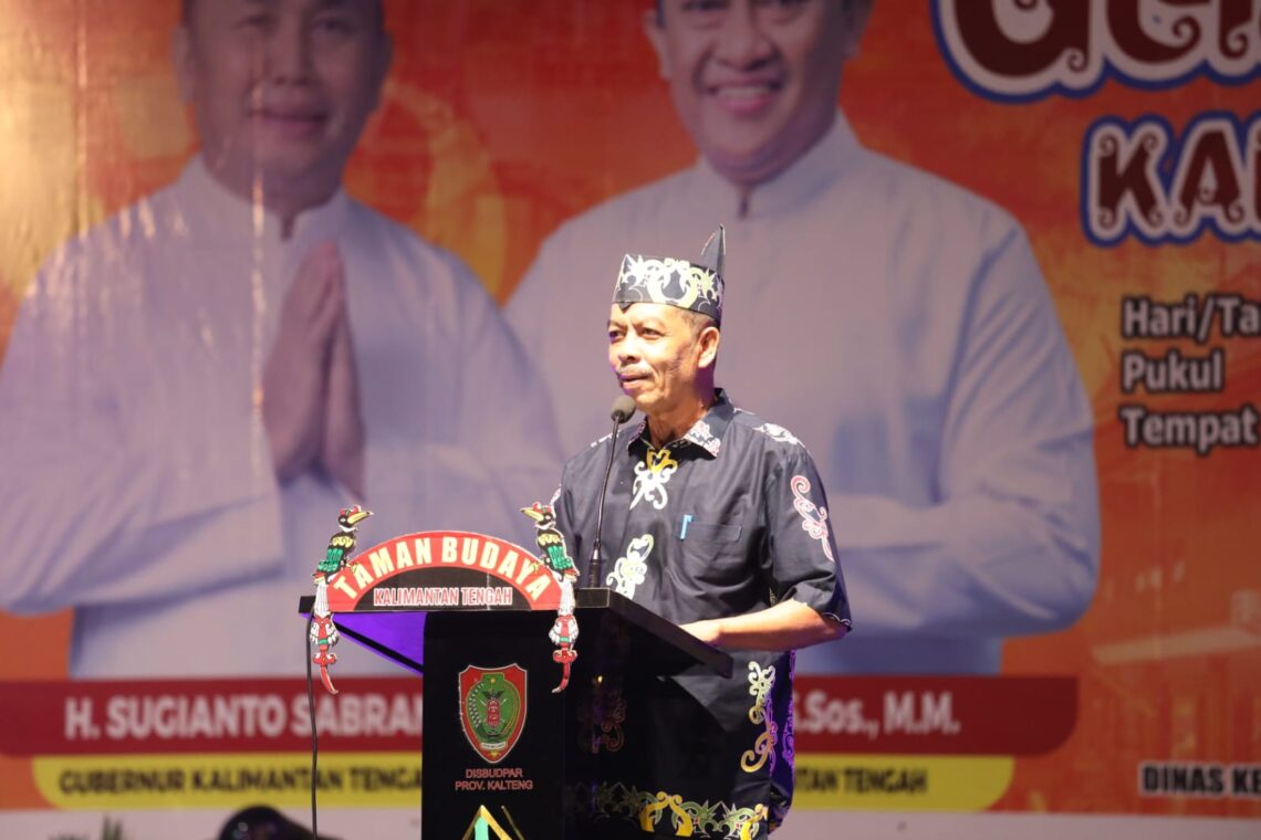 Kepala UPT. Taman Budaya Kalteng Suraji saat menyampaikan laporannya