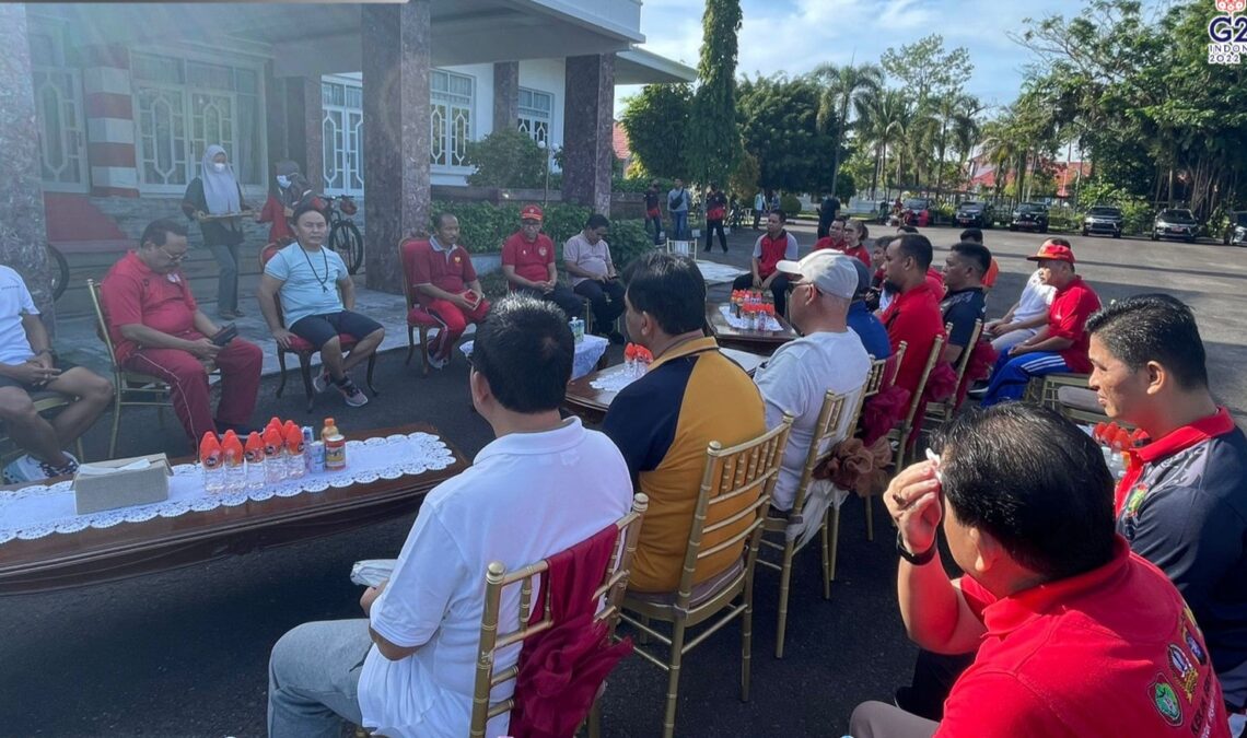 Gubernur Kalimantan Tengah H. Sugianto Sabran melakukan olahraga bersama dengan seluruh kepala satuan organisasi perangkat daerah se- Pemprov Kalteng, Jumat (1/7/2022).