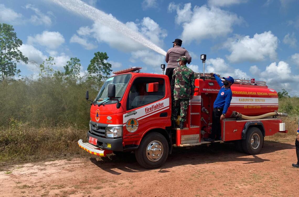 Bhabinkamtibmas Desa Bangkal saat melakukan kegiatan penyemprotan lahan kering serta sosialisasi tentang adanya kebakaran Hutan dan Lahan di kantor Desa Bangkal Kecamatan  Seruyan Raya, Kabupaten  Seruyan, Minggu (01/08/2021). Foto : Tbn