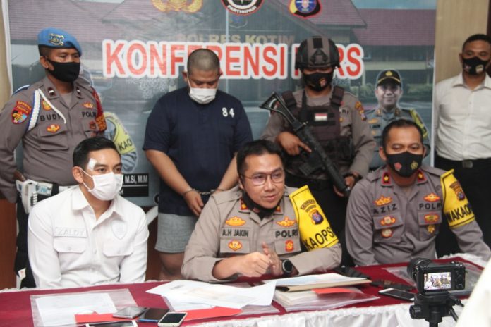 Polres Kotawaringin Timur – Press release Tindak Pidana penggelapan uang perusahaan sebesar 1,9 Milyar Rupiah, bertempat di Mapolres Kotim Jl. Jenderal Soedirman Km.0 Kelurahan Mentawa baru hulu Kecamatan Mentawa Baru Ketapang Kebupaen Kotim Provinsi Kalimantan Tengah.(31/8/2020). Foto : Tbn