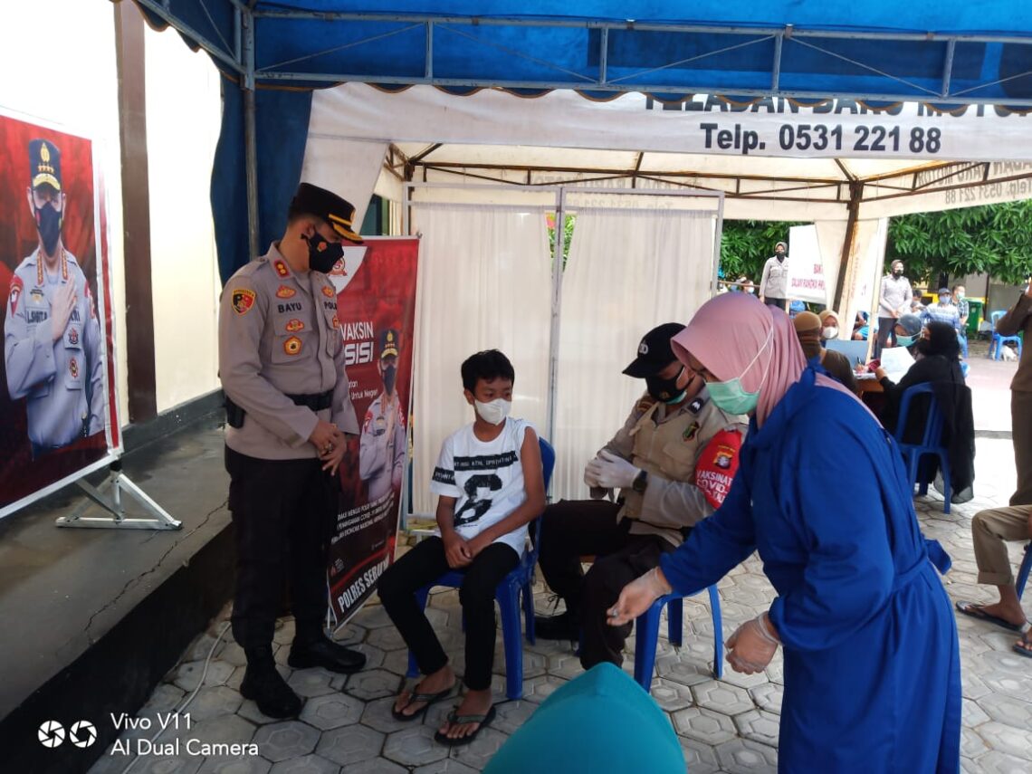 Kapolres Seruyan AKBP Bayu Wicaksono,S.H., S.I.K., M.Si memimpin langsung pengecekan dan peninjauan kegiatan Vaksinasi massal di gerai presisi Polres Seruyan dengan sasaran masyarakat umum kabupaten Seruyan, bertempat di Mako Polres Seruyan, Rabu (01/09/2021). Foto : Tbn