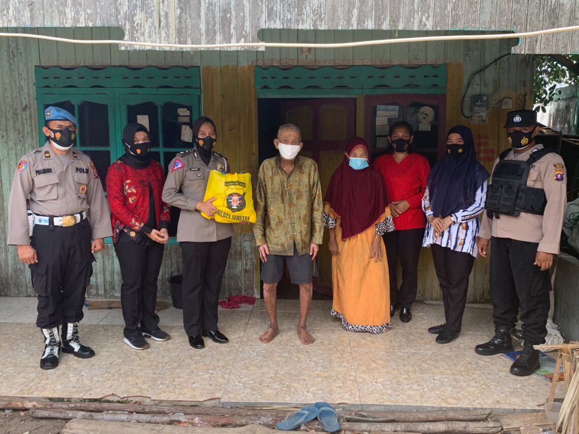 Waka Polres Seruyan Kompol Yudha Setiawan SH. Sik. Bersama Kasat Binmas AKP Wawan Aryana didampingi Penjabat utama Bersama Personil Polwan dan Personil Polres Seruyan Melaksanakan kembali Seruyan Berbagi Sembako Kepapa Warga Masyarakat yang membutuhkan di Wilayah Kec.Seruyan Hilir Kab. Seruyan, Jumat (1/10/2021). Foto : Tbn