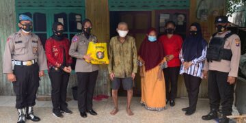 Kasat Binmas Seruyan Berbagi Sembako Kepada Warga