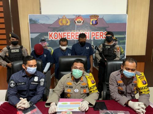 Tiga terduga bandar togel saat press rilis Polres Kotim. Foto : Tbn