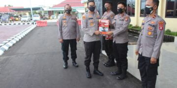 Kapolres Seruyan Bagikan Tabloid Seruyan Kepada Kapolsek Jajaran