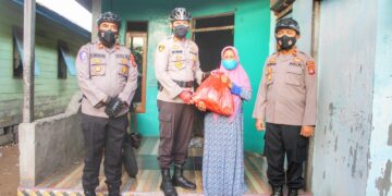 Kapolres Bersama PJU Berbagi Sembako ke Warga