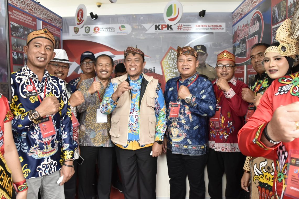 Wakil Gubernur (Wagub) Kalteng H. Edy Pratowo mengunjungi pameran yang ada di Alun-Alun Kota Surabaya, Provinsi Jawa Timur, Kamis (1/12/2022).