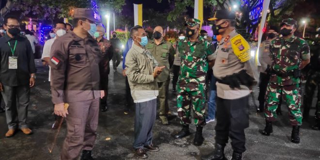 Dandim 1016/Palangka Raya, Kolonel Inf Rofiq Yusuf, turun langsung melakukan patroli malam menjelang pergantian tahun 2021. Rombongan berangkat dari Mapolda Kalteng sekitar pukul 21:00 WIB, Jumat 31 Desember 2021.