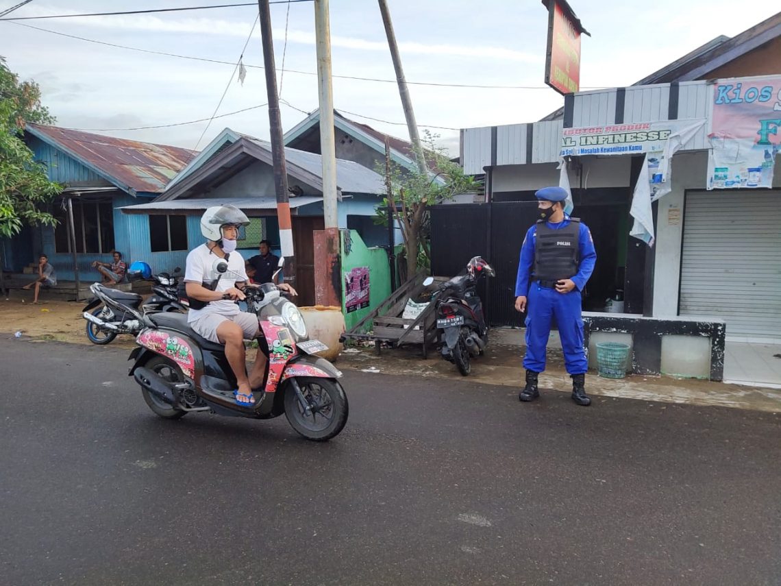 Personil Satlantas Polres Seruyan sedang melaksanakan pengaturan lalu lintas pagi, Selasa (2/2/2021). Foto : Tbn