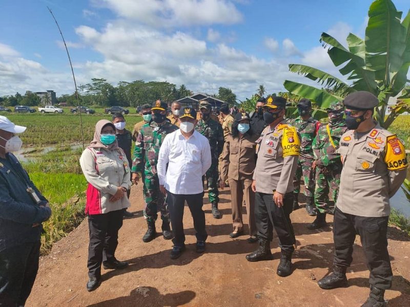 Kapolda, Gubernur Kalteng, Danrem 102 PP saat mengunjungi Desa Belanti Siam, Pulang Pisau, Kalteng, Selasa 2/2/2020). Foto : TN