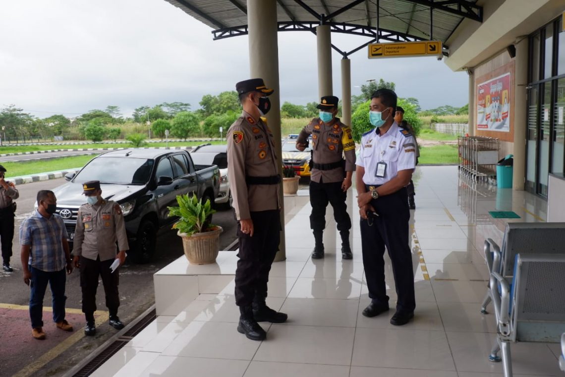 Kapolres Seruyan AKBP Bayu Wicaksono saat melakukan pengecekan sistem pengamanan bandara Kuala Pembuang, Senin (1/2/2021). Foto : Tbn