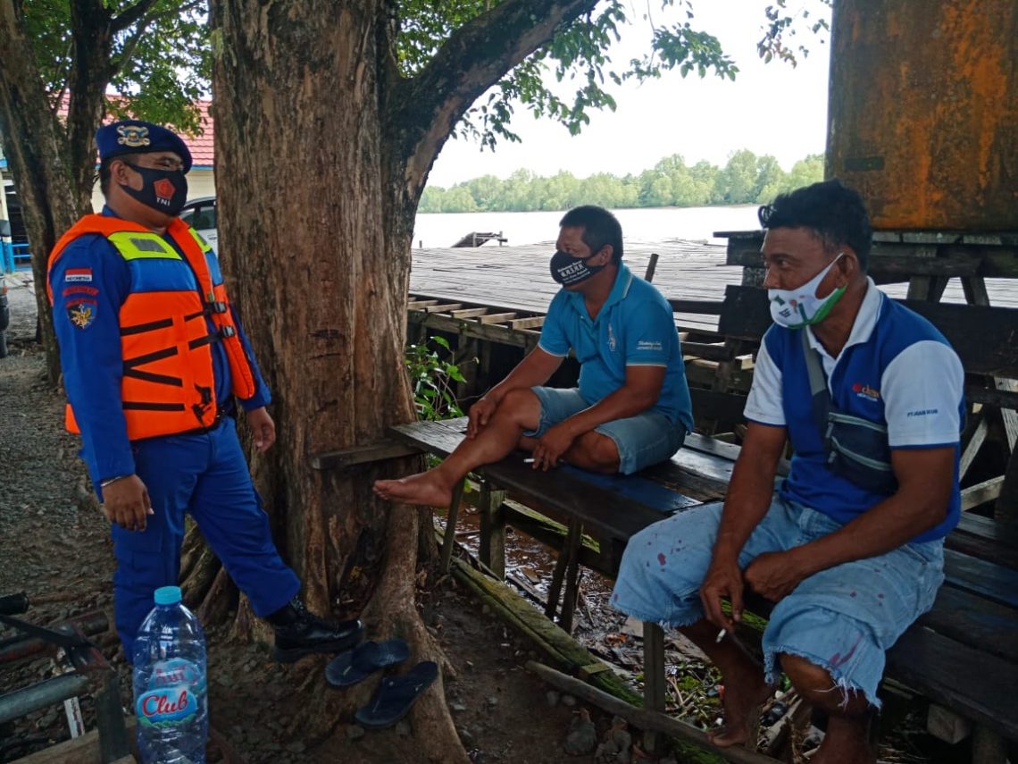 Anggota Polairud Polres Seruyan melakukan sosialisasi protokol kesehatan (Prokes) Covid-19, Selasa (2/2/2021). Foto : Tbn