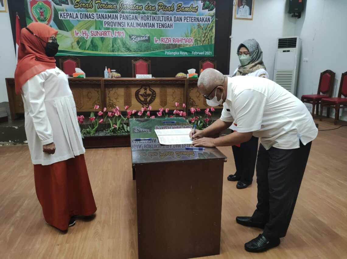 Kedua Belah Pihak menandatangani Berita Acara Sertijab Berdasarkan Surat Perintah Pelaksana Tugas Nomor : 800/782/II.1/BKD tanggal 30 November 2021 dan Surat Keputusan Gubernur Kalimantan Tengah Nomor : 188.44/19/2022 tanggal 25 Januari 2022. Foto : mmc