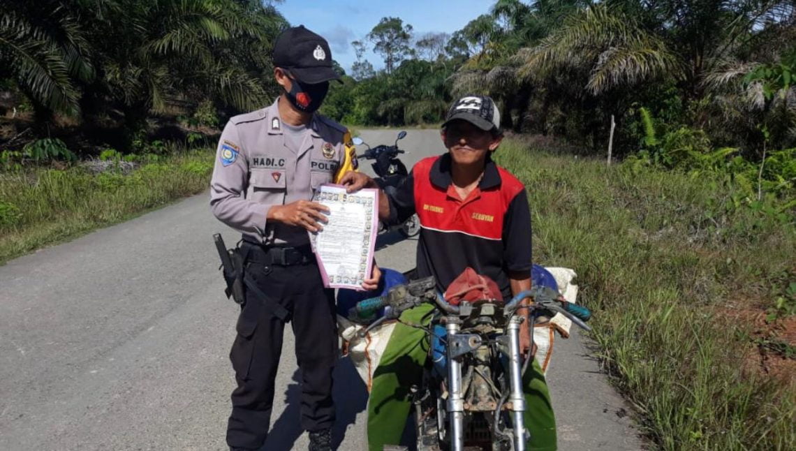Anggota Polsek Seruyan Tengah Polres Seruyan Polda Kalteng melaksanakan penyebaran maklumat Kapolda Kalteng tentang larangan membakar hutan dan lahan. Kegiatan yang dilakukan Bripka Suwoto di Kec. Seruyan Tengah, Kab. Seruyan, Selasa (02/02/2021) pagi. Foto : Tbn