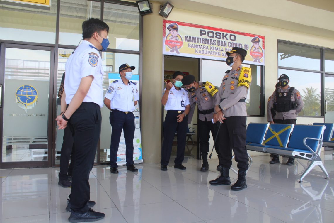 Kapolres Seruyan AKBP Bayu Wicaksono, S.H., S.I.K., M.Si melakukan sambang dan sekaligus pengecekan Posko PPKM di Bandara Kuala Pembuang Kabupaten Seruyan Provinsi Kalteng. Selasa (02/03/2021) Pagi. Foto : Tbn