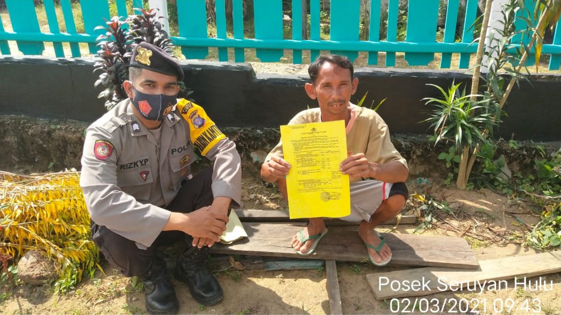 Anggota Polsek Seruyan Hulu Polres Seruyan Polda Kalteng melaksanakan penyebaran Maklumat Kapolda Kalteng tentang larangan membakar hutan dan lahan
di Desa Tumbang Manjul dan Kecamatan Seruyan Hulu, Kabupaten Seruyan, Selasa (2/3/2021) pagi. Foto : Tbn