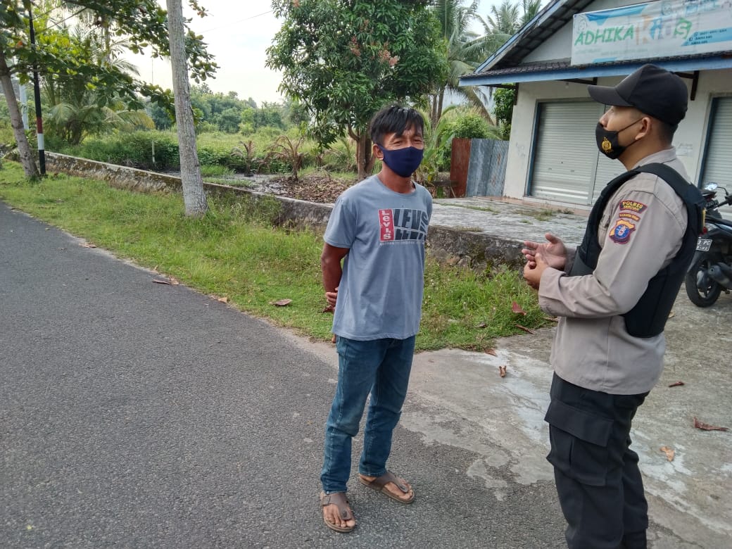Personel Polres Seruyan tetap  melaksanakan Sosialisasi Protokol Kesehatan kepada masyarakat, guna menekan angka penularan Covid-19 di Kabupaten Seruyan, Selasa (2/3/2021). Foto : Tbn