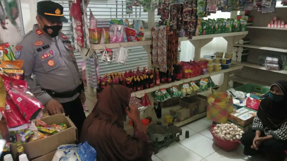 Kasat Binmas IPTU Eko Muji Hartono bersama Personil Sat Binmas menyambangi pasar saik Kuala Pembuang, Jl. Ais Nasution,Kec.Seruyan Hilir Kab. Seruyan, Selasa (1/3/2022) Siang. Foto : Tbn